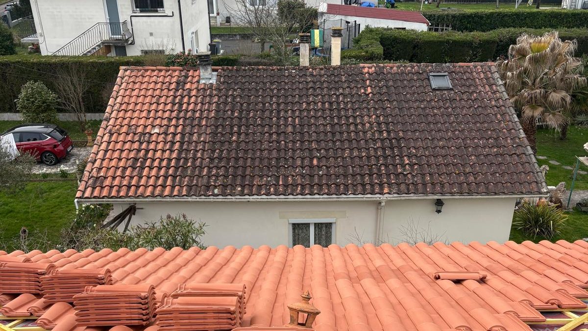Toiture bâchée en attente de réparation après une fuite
