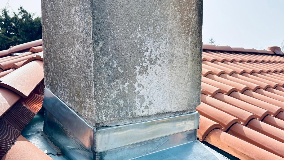 Solin en zinc autour d'une souche de cheminée